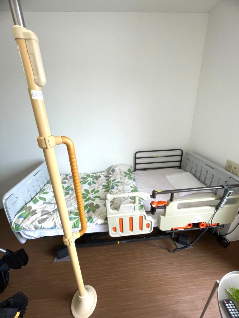 サービス付き高齢者向け住宅〈ドットホーム新検見川〉の居室設備　ベッド